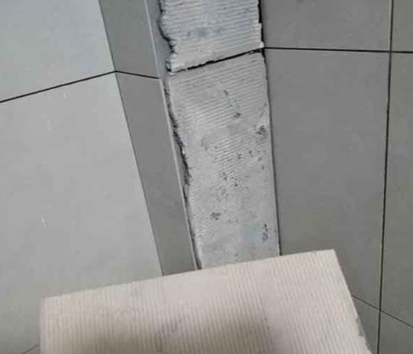 恩施瓷砖空鼓维修公司分享下厨房瓷砖脱落的补救措施。